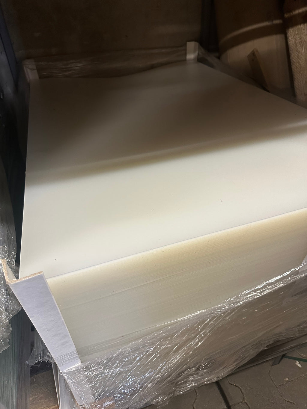Plastik w arkuszach . Wymiary: 100x135 cm. grubość 0.5 mm.