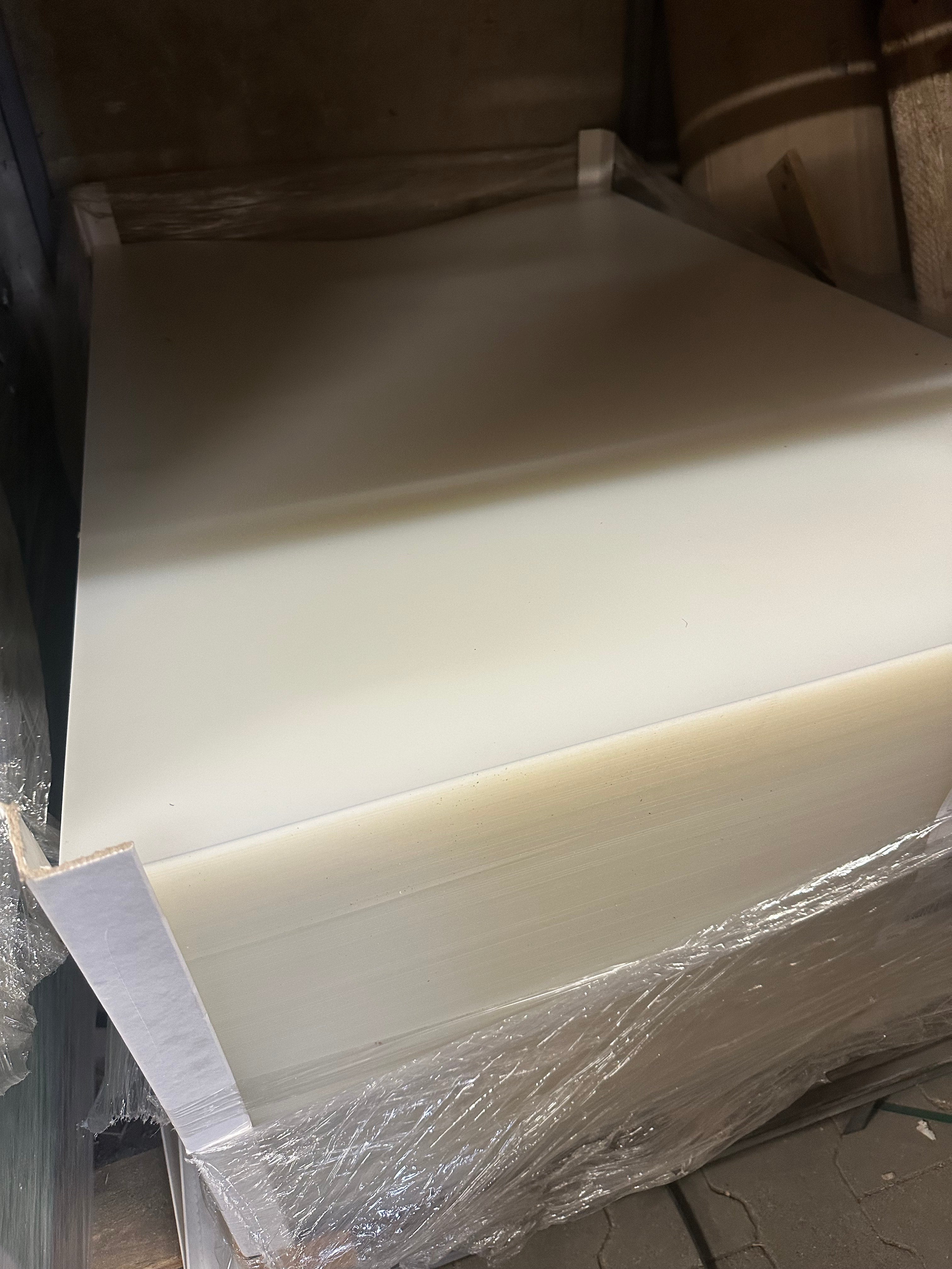 Plastik w arkuszach . Wymiary: 100x135 cm. grubość 0.5 mm.